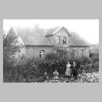 041-0015 Das Wohnhaus Hof Gueldenstern. Davor Edmund und Emma Gueldenstern mit den Kindern Elsbeth und Siegfried.jpg